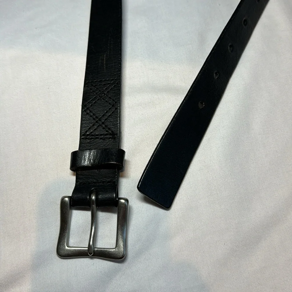 Dockers casual black leather belt w/silvery tone buckle. M. 37” end to end